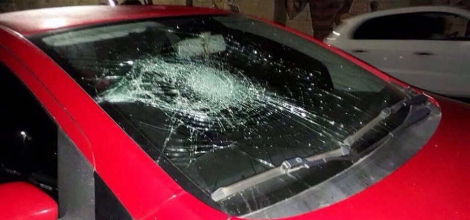 Torcedores do Vitória depredam carros de radialistas após empate no Barradão; veja fotos 
