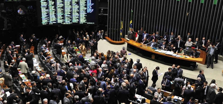 Confira artigo de Sebastião Nery: "Reeleição, mãe da corrupção"