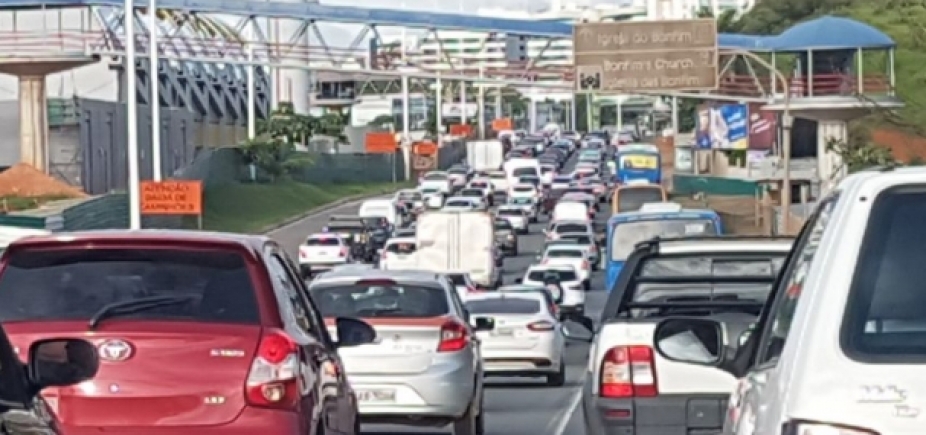 Motorista ainda enfrenta congestionamento na ACM e na Paralela por causa de carreata