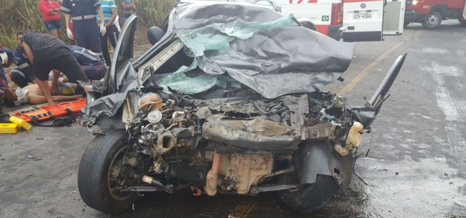 Homem morre e passageiros ficam feridos após colisão de carro e caminhão
