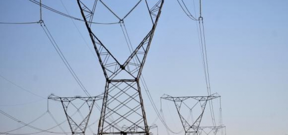 Conta de luz pode ficar ainda mais cara, diz ministro de Energia