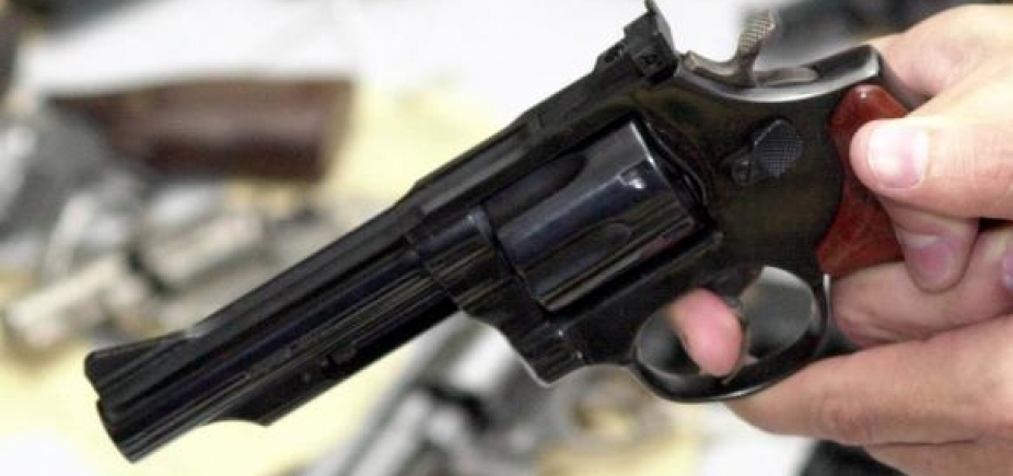 Suspeito de matar comerciante a tiros, adolescente de 17 anos é identificado por câmeras mas segue foragido