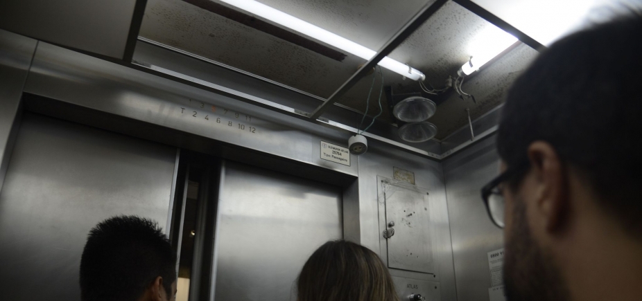 Oito pessoas ficam presas em elevador do Hospital Tereza de Lisieux