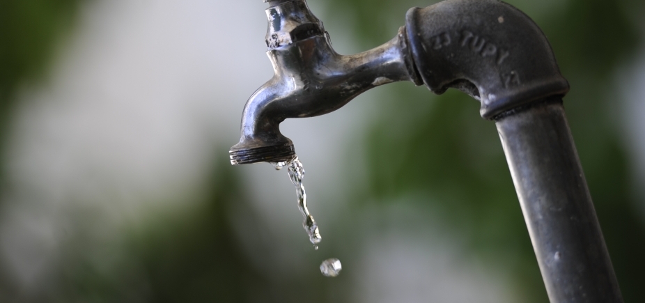 Manutenção em rede da Embasa deixa quatro bairros sem água em Salvador