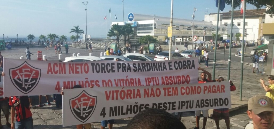Torcedores do Vitória protestam contra Prefeitura e dizem que clube não tem como pagar IPTU