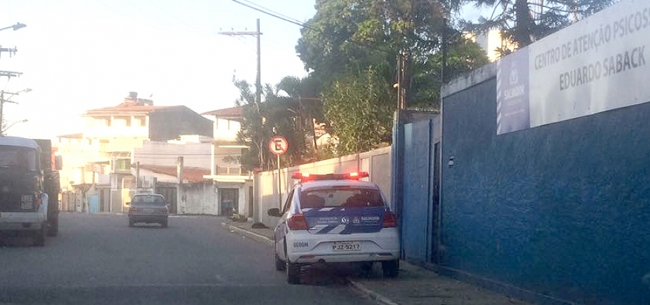 Mais um? Carro da Prefeitura é flagrado parado em cima de passeio