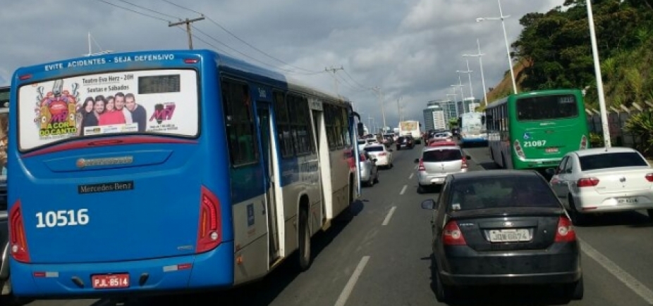 Motorista enfrenta congestionamento em diversos pontos da cidade