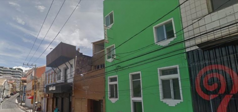 Homem morre após ser baleado e pular da janela de hotel no Rio Vermelho