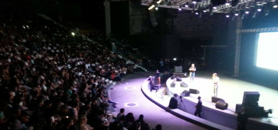 Milhares de estudantes participam de aulão para o ENEM na Concha Acústica