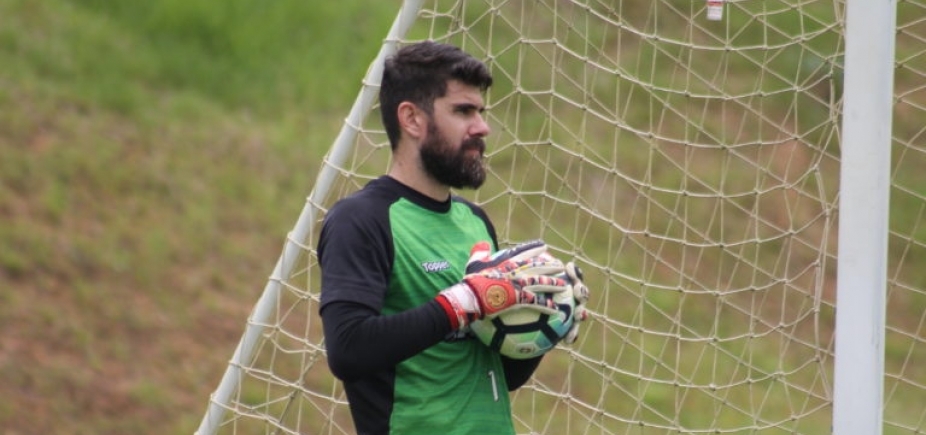 Fernando Miguel treina e pode reforçar o Vitória contra o Vasco