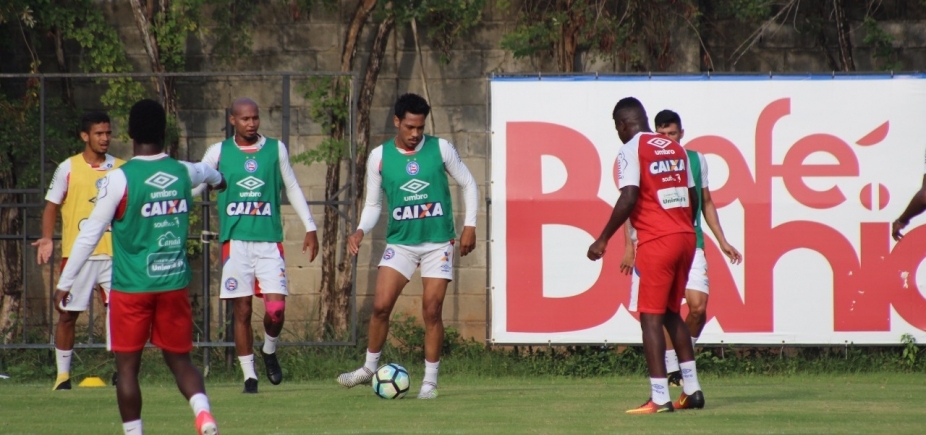 Carpegiani esboça time do Bahia em treino no Fazendão