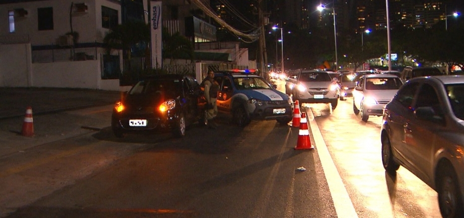 Homem é morto a tiros e outro fica ferido dentro de carro no Rio Vermelho