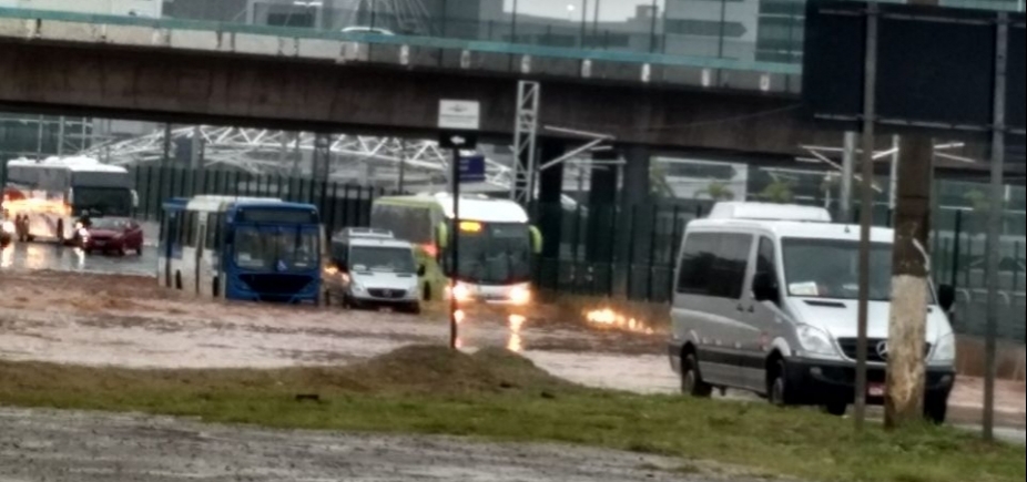 Chuvas causam acidentes, alagamentos e interditam o Viaduto Mário Andreazza