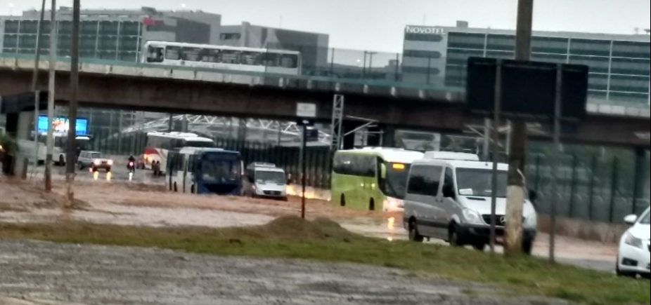 Congestionamento continua grande na Paralela após interdição de viaduto