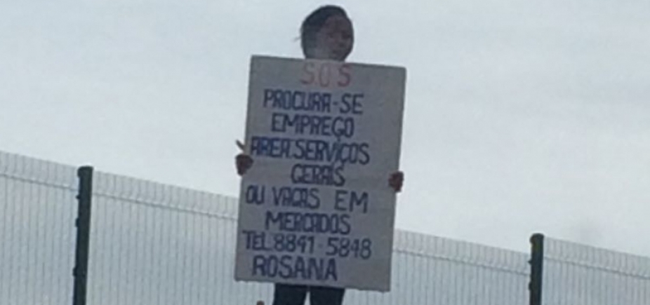 Mulher pede emprego com placa na Av. Paralela há uma semana: "Estou desesperada"