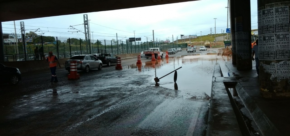 Alagamento é drenado e trânsito é liberado na Av. Paralela; confira