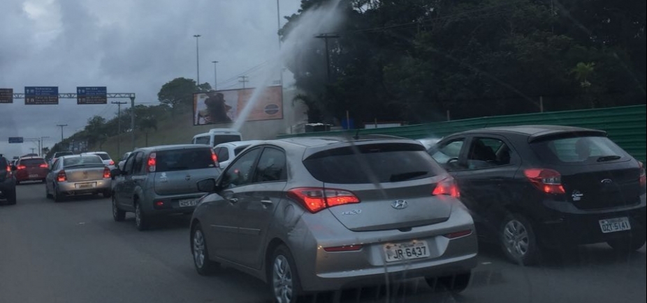 Você Repórter: Leitor flagra desperdício de água na Av. Paralela: "Água jorrando"; vídeo