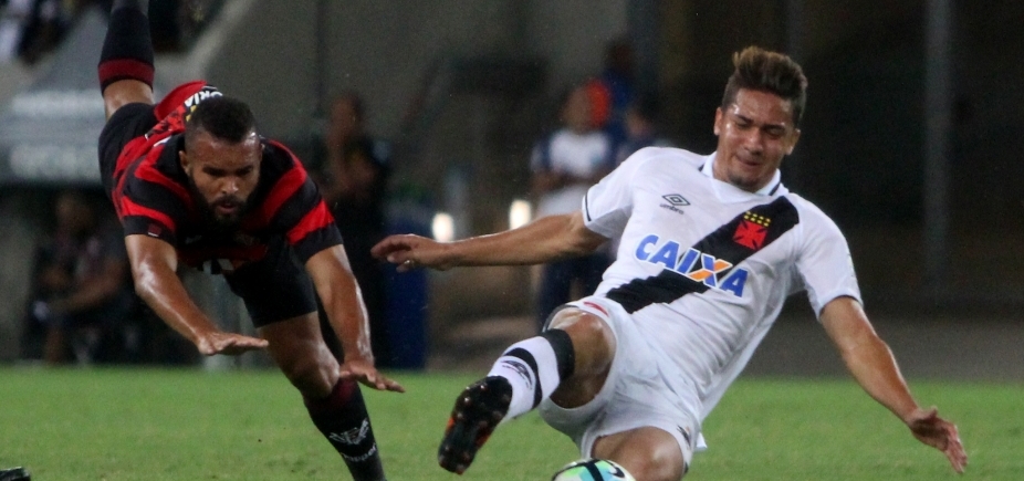 No Maracanã, Vitória e Vasco empatam em 1 a 1