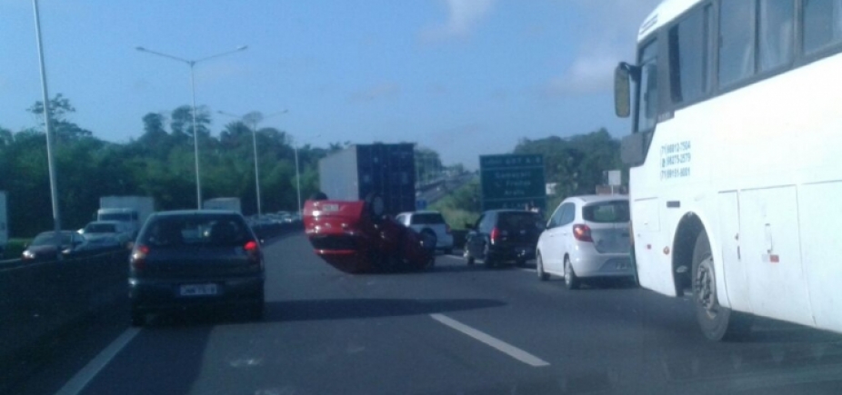 Carro capota e causa congestionamento na BR-324