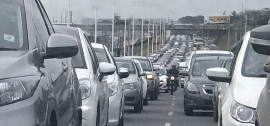 Motorista enfrenta congestionamento de 10km na BR-324