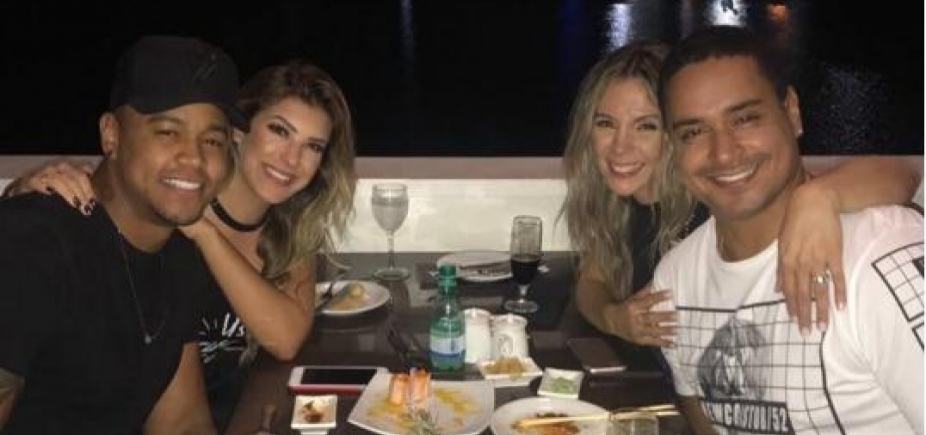 Xanddy e Carla jantam com Léo e Lore Improta e anunciam novidade