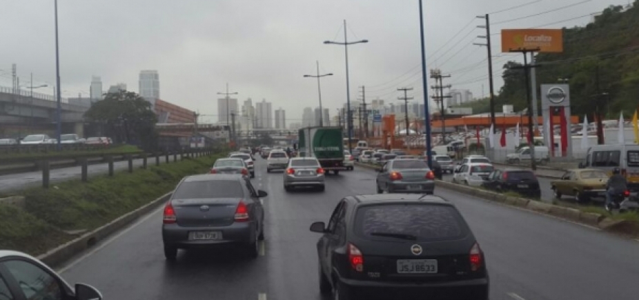 Lentidão em diversas vias, buraco na Boca do Rio e obras na Via Parafuso