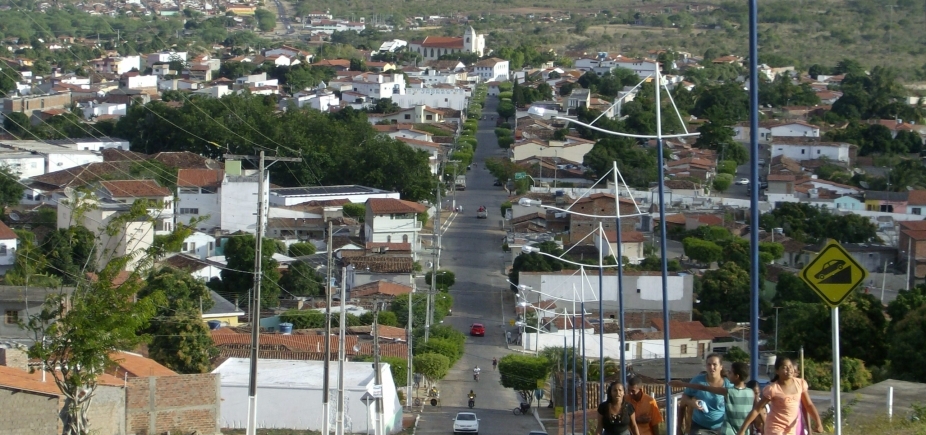 \"Estamos há 10 meses fazendo obras com recursos próprios\", destaca prefeito de Itaberaba