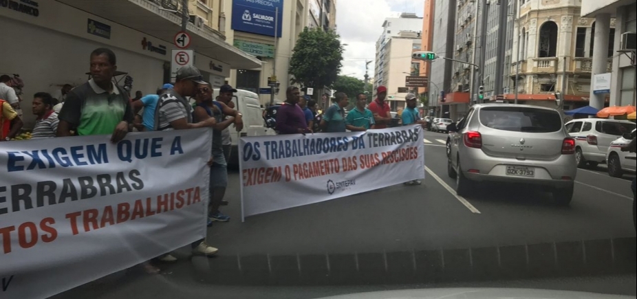 Manifestação causa congestionamento no Comércio