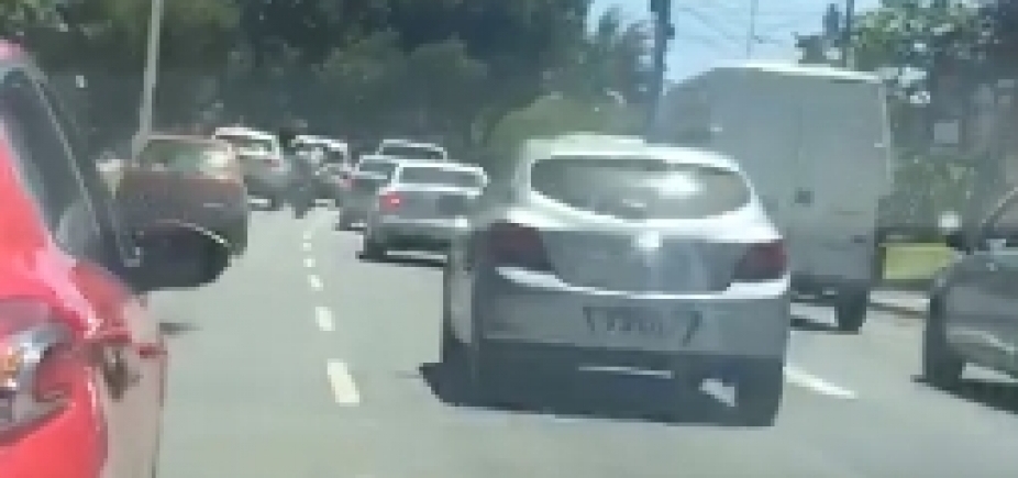 Cavalos deixam tráfego intenso na Avenida Juracy Magalhães Júnior; veja trânsito