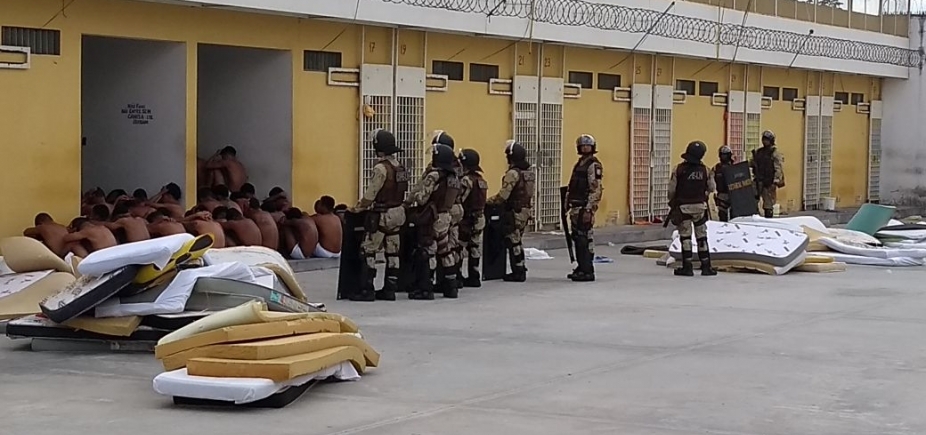 Polícia apreende celulares e drogas durante operação em presídio de Feira de Santana