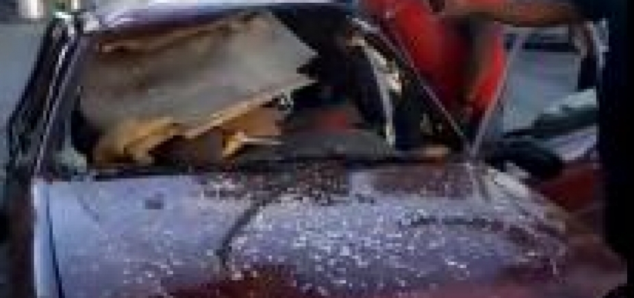 Carro explode e fica destruído em posto de gasolina de Salvador; veja vídeos