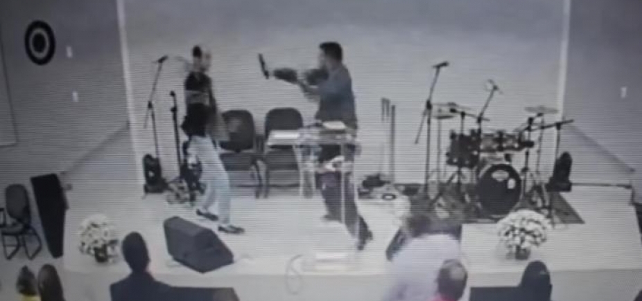 Fiel tenta esfaquear pastor durante culto transmitido ao vivo no Facebook