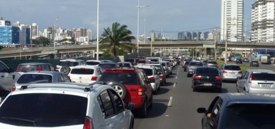 Manifestação causa transtornos no bairro do Caji, em Lauro de Freitas