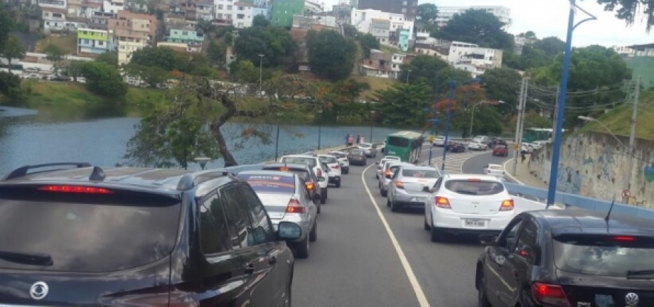 Obras da Embasa causam congestionamento na Vasco da Gama