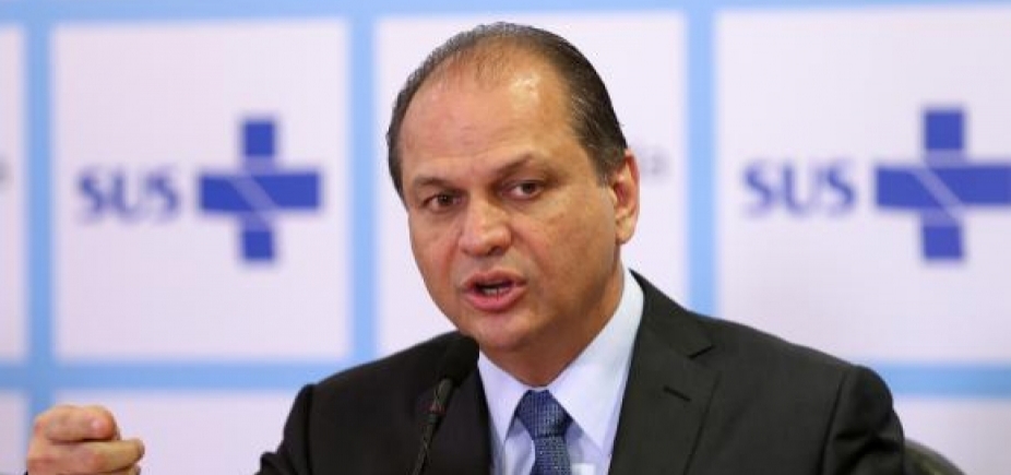 Ministro da Saúde volta a passar mal e é transferido para hospital, diz jornal