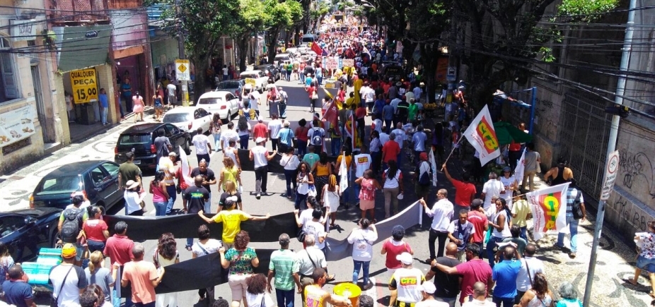 Caminhada contra reforma trabalhista congestiona Centro de Salvador; veja