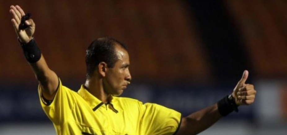 Marcelo Aparecido de Souza apita jogo entre Grêmio e Vitória