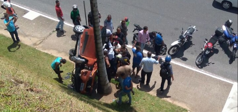 Carro capota, arranca poste e para em Coqueiro no Acesso Norte