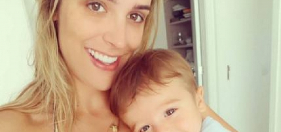 Jornalista ostenta barriga trincada 9 meses após dar à luz: "Que corpo"