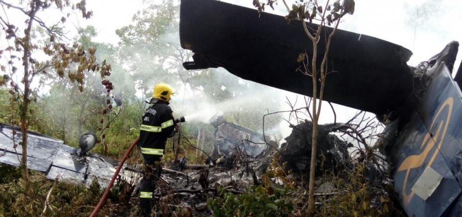 Avião cai em Goiás; passageiros sobrevivem