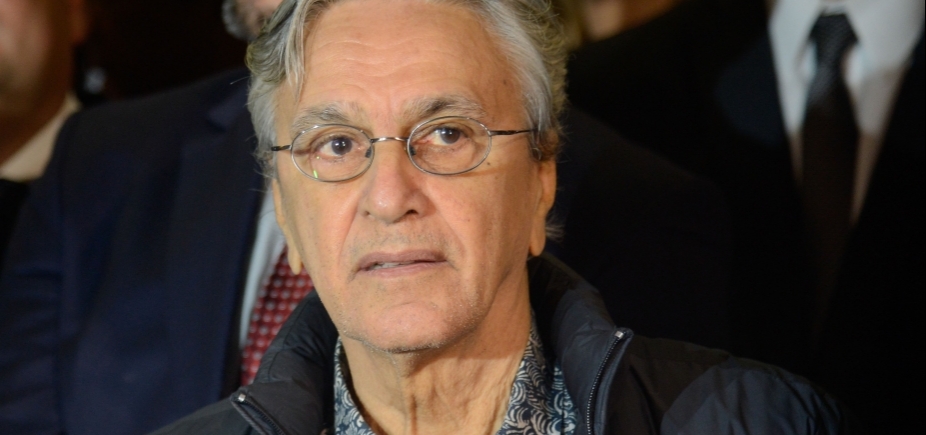 Caetano pede indenização de R$ 200 mil a autor que o acusou de pedofilia