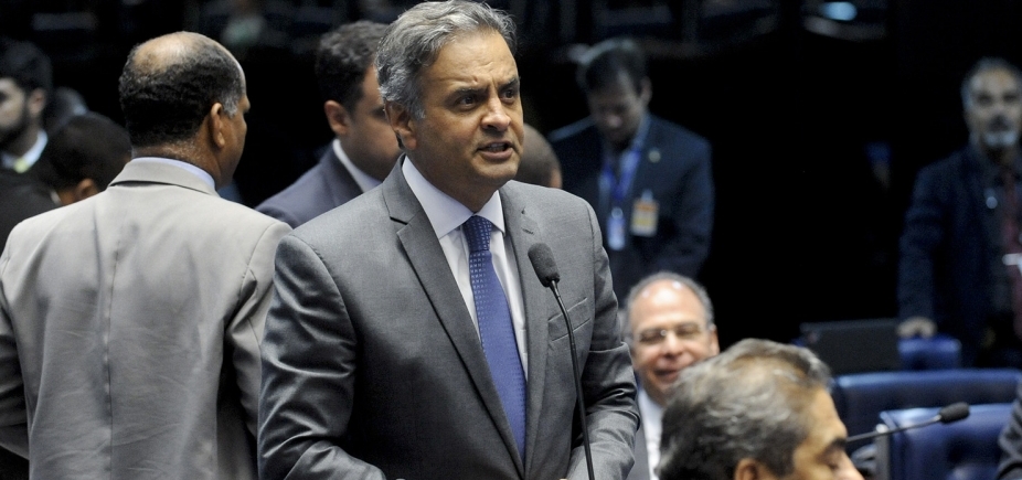 Aécio reconhece desembarque do PSDB do governo: ʹVamos sair pela porta da frenteʹ