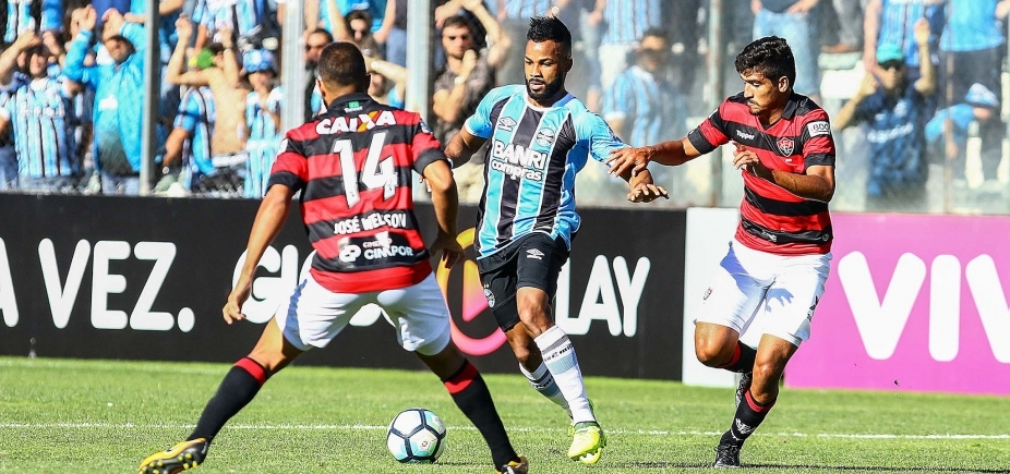 Vitória segura pressão e arranca empate do Grêmio em 1 a 1 fora de casa