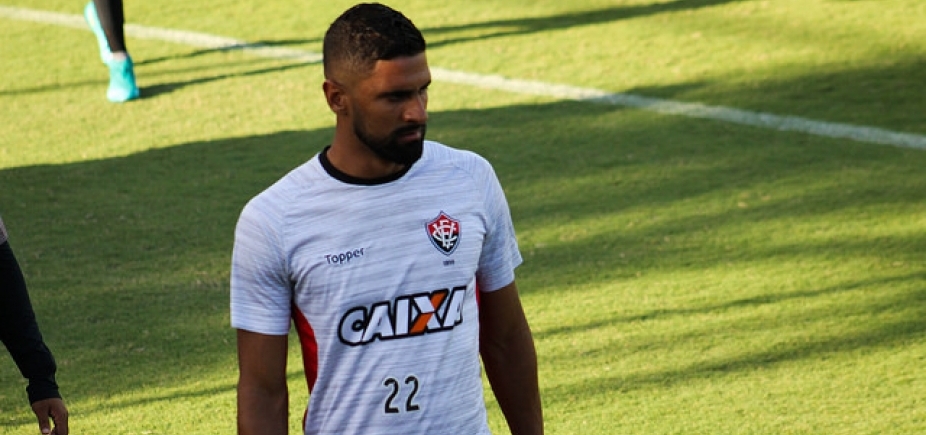 Médico do Vitória detalha situação de Tréllez após lesão contra o Grêmio