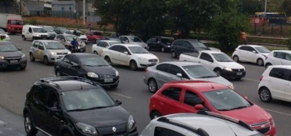 Acidente com motociclista deixa óleo na via, em Amaralina