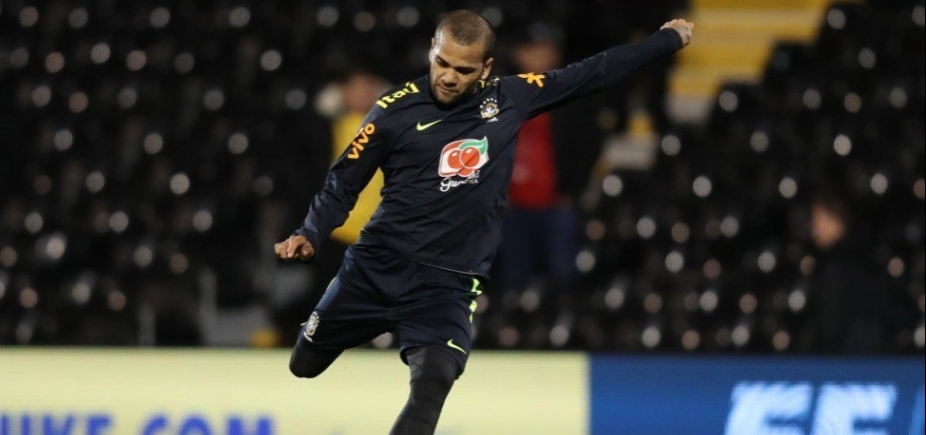 Tite escolhe Daniel Alves como capitão da seleção contra a Inglaterra
