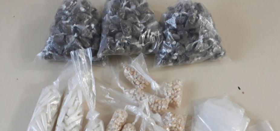 Polícia apreende mochila com mais de 900 porções de crack, cocaína e maconha em Castelo Branco