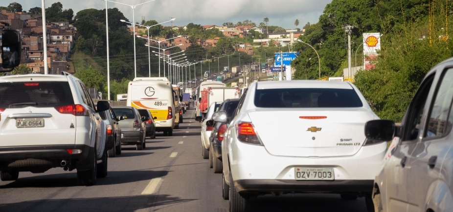 BR-324 tem trânsito lento na manhã desta terça; confira