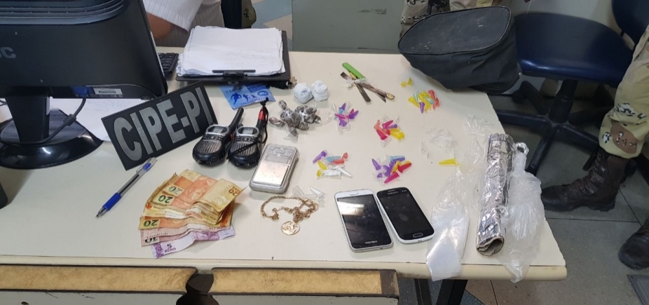 Polícia apreende drogas e rádios comunicadores com traficantes em Camaçari