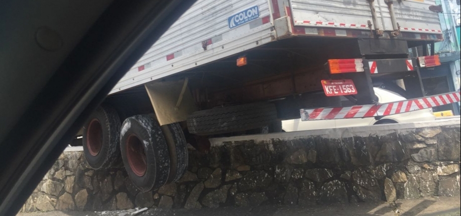 Caminhão ʹencalhaʹ em muro e complica trânsito na Ladeira dos Galés